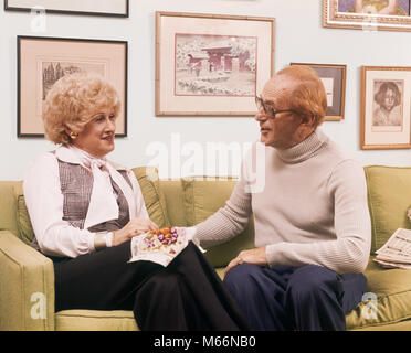 1970 1980 RETIRED COUPLE SITTING AT TABLE BRODERIE - ks13862 HAR001 HARS ACCUEIL ESPACE COPIE VIE demi-longueur d'AMITIÉ MESDAMES FAISANT DES COUPLES à l'intérieur SENIOR SENIOR ADULTE NOSTALGIE TOGETHERNESS WOMAN 60-65 ans Femmes BRODERIE BONHEUR JOYEUX SOURIRES ANCIENS ANCIENS ANTIQUE CONNEXION JOYEUX 70 mâles adultes l'ORIGINE ETHNIQUE DES PERSONNES DE RACE BLANCHE À L'ANCIENNE Banque D'Images