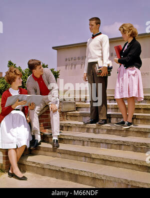 1960 4 adolescents sur les étapes avant de parler de construction de l'ÉCOLE SECONDAIRE HOLDING BOOKS - KS1804 HAR001 HARS COMMUNICATION STYLE JUVÉNILE DE FILLES DE RACE BLANCHE DE SANTÉ COPIE ESPACE amitié adolescente pleine longueur PORTRAIT DES COUPLES SNEAKERS NOSTALGIE UNITÉ 13-15 ans 16-17 ans STYLES BONHEUR LOW ANGLE ÉCOLE FASHIONS petit groupe d'adolescents mâles juvéniles de l'origine ethnique caucasienne CAMARADES KEDS OLD FASHIONED PERSONNES Banque D'Images