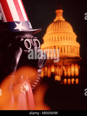 1970 ONCLE SAM PORTANT MASQUE À GAZ PAR NUIT CAPITOL DOME AIR PUR Environnement ÉCOLOGIE RESPIRER LE SMOG - KS6986 HAR001 IDÉES HARS WASHINGTON DC SYMBOLIQUE DE L'ENVIRONNEMENT COMPORTEMENT POLLUER POLLUEUR POLLUTION DE L'AIR POLLUANTS CAPITOL BUILDING MASQUE À GAZ DE L'ONCLE SAM à l'ANCIENNE Banque D'Images