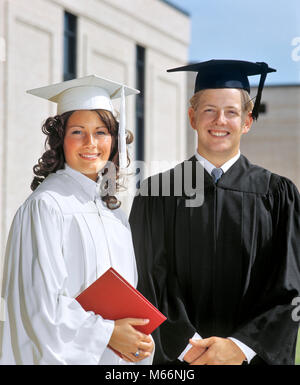 1970 PORTRAIT COUPLE ÉTUDIANT IN GRADUATION ROBES LOOKING AT CAMERA - KS9467 HAR001 HARS FEMELLES CÉLÉBRATION COPIE Espace demi-longueur d'AMITIÉ ADOLESCENTE ADOLESCENTS ADOLESCENT DES COUPLES DIPLÔMÉ DIPLÔMÉS CONFIANCE SOLIDARITÉ NOSTALGIE CONTACT OCULAIRE 16-17 ans 20-25 ans BONHEUR ROBES GAIES FIERTÉ UNIVERSITÉS 18-19 ANS HIGH SCHOOL SMILES ECOLES DE L'ENSEIGNEMENT SUPÉRIEUR COLLÈGES ADOLESCENTS JOYEUX MORTIER juvéniles mâles YOUNG ADULT MAN WOMAN CAP AND GOWN LOOKING AT CAMERA OLD FASHIONED PERSONNES Banque D'Images