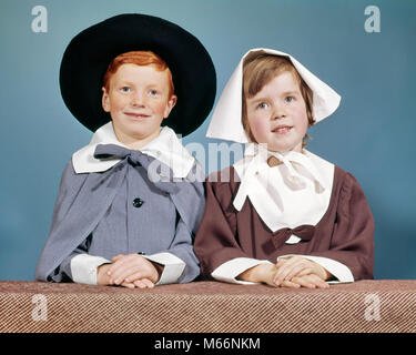 Années 1950 Années 1960 Garçon Fille PILGRIM COSTUMES POUR JOUER L'ACTION DE L'ÉCOLE ÉLÉMENTAIRE LOOKING AT CAMERA - kt649 HAR001 ACTEUR HARS FRÈRES FEMELLES COPIE ESPACE AMITIÉ, mi-longueur à l'intérieur de mêmes parents AMERICANA SOEURS NOSTALGIE CONTACT OCULAIRE 7-9 ans 5-6 ANS LES ÉCOLES PÈLERINS JOYEUX BONHEUR GRADE PÈLERIN REDHEAD artiste interprète SŒUR PRIMAIRE SOURIT RECONNAISSANT LES CHEVEUX ROUGE JOYEUX COLONS ACTEURS JEUDI FÊTE NATIONALE DES ARTISTES-INTERPRÈTES RECONNAISSANT K-12 OCTOBRE L'ÉCOLE DE CATÉGORIE juvéniles mâles Novembre Octobre 31 Origine ethnique Caucasienne de l'ÉCOLE JOUER LOOKING AT CAMERA Old Fashioned Banque D'Images