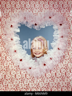 1960 SMILING BLONDE À L'INTÉRIEUR DE LA DENTELLE COEUR SAINT VALENTIN - KV180 HAR001 HARS SAINT NOSTALGIE CONTACT OCULAIRE 3-4 ans 5-6 ans OBJET UNIQUE BONHEUR TÊTE ET ÉPAULES ST VALENTINE'S LOVING POSANT SOURIRE AFFECTUEUX CONCEPTUEL JOYEUSE ENCADRÉE FÉVRIER LACY ST. L'AFFECTION DE L'engagement symbolique juvéniles Valentines Day 14 Origine ethnique Caucasienne FÊTE LE 14 FÉVRIER À LA CAMÉRA À DES PERSONNES À L'ANCIENNE ST SAINT VALENTIN. ST VALENTIN. VALENTINE'S DAY VALENTINE'S DAY Banque D'Images