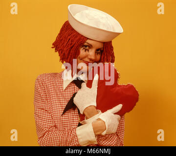 1970 JEUNE FEMME RAGGEDY ANN PERRUQUE SAILOR COSTUME CAP HUGGING RED HEART - KV407 HAR001 HARS, mi-longueur HUG CHERS VALENTINS CARACTÈRE occupent l'intérieur ENGLOBANT SAINT NOSTALGIE CONTACT oculaire de 20 à 25 ans OBJET UNIQUE RÊVES BONHEUR VALENTINE'S 18-19 ANS SOURIRES AFFECTUEUX 14 CONCEPTUEL FÉVRIER AFFECTUEUSE ST. Tête d'AFFECTION-WARE ENGAGEMENT SYMBOLIQUE VALENTINES DAY RAGGEDY ANN CAUCASIAN WOMAN ETHNICITÉ FÊTE LE 14 FÉVRIER À LA CAMÉRA À DES PERSONNES À L'ANCIENNE ST SAINT VALENTIN. ST VALENTIN. VALENTINE'S DAY VALENTINE'S DAY Banque D'Images