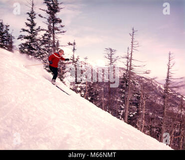 1960 1960 MAN SKIING SKI BAS ARBRES montagne aride - EVERGREEN QUELQUES KW2781 HAR001 HARS grown-up hiver NOSTALGIE RISQUE 20 à 25 ans SAISON HIVER DESCENTE AVENTURE COUVERT LOISIRS EXCITATION EVERGREEN 18-19 ANS DIRECTION FLOU BONNE SANTÉ CERTAINS mâles adultes jeunes HIVER LOISIRS] Seul l'homme de race blanche stérile de l'ORIGINE ETHNIQUE DES PERSONNES À L'ANCIENNE Banque D'Images