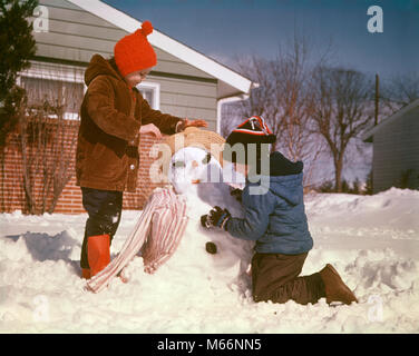 1970 garçon et fille frère et soeur MAKING SNOW MAN IN SUBURBAN HOUSE - COUR AVANT KW3419 HAR001 Bonhomme de HARS VIE JOIE FRÈRES FEMELLES ACCUEIL GROWNUP LAINE VIE COPIE ESPACE ENFANTS personnes pleine longueur de l'AMITIÉ REMISE EN FORME PHYSIQUE DES FRÈRES SOEURS NOSTALGIE SOLIDARITÉ TRICOT SUCCÈS HIVER HIVER 5-6 ANS LOISIRS COOPÉRATION créativité d'enfant de l'orgueil des mâles juvéniles ensoleillée à l'ANCIENNE Origine ethnique Caucasienne Banque D'Images