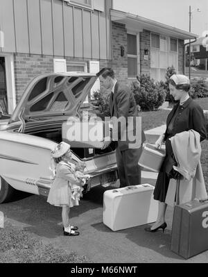 Années 1950, L'EMBALLAGE DE LA FAMILLE ASSURANCE DANS COFFRE DE VOITURE - m1108 HAR001 HARS, banlieue chic de relation d'emballage des groupes mères vieille époque ancienne MODE AUTO 1 Allée STYLE JUVÉNILE LOCATIONS DE VÉHICULE DE VIE Les femmes de race blanche conjoint marié MARI ACCUEIL TRANSPORT VIE ESPACE COPIE PLEINE LONGUEUR D'AMITIÉ MESDAMES FILLES TRONC AUTOMOBILE FAMILLES TRANSPORT SOLIDARITÉ PÈRES NOSTALGIE 30-35 ans 35-40 ans Femmes BONHEUR STYLES DE LOISIRS AUTOMOBILE AUTOS VOYAGE MAMANS PAPAS EXCITATION MOTORING VOYAGE ACCESSOIRES AUTOMOBILES VÉHICULES DE DÉPLACEMENT PETIT GROUPE DE PERSONNES mâles juvéniles MID-ADULT Banque D'Images