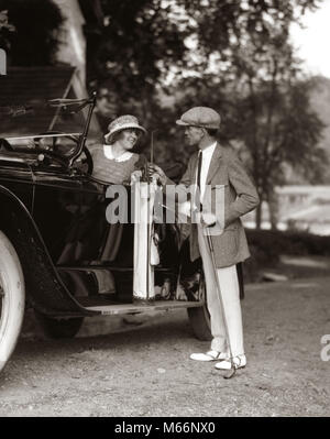 Années 20, COUPLE FEMME HOMME SAC DE CLUBS DE GOLF AU REPOS SUR LINCOLN 1922 MARCHEPIED CONVERTIBLE COUNTRY CLUB GOLF HAUT DE GAMME LIFESTYLE - m130 HAR001 RUN HARS PAIRE nostalgique de la beauté romantique de banlieue chic vieux GOLFEUR TEMPS OCCUPÉ LINCOLN RUNNER OLD FASHION STYLE REMISE EN FORME AUTOMATIQUE D'ÉQUIPE DE SÉCURITÉ DES VÉHICULES DEUX PERSONNES DE RACE BLANCHE FIT L'ATHLÈTE HEUREUX JOIE SATISFACTION DE VIE SANTÉ GROWNUP MARIS FEMMES TRANSPORT ATHLÉTISME COPIE ESPACE PLEINE LONGUEUR D'AMITIÉ MESDAMES INSPIRATION GROWN-UP ATHLÉTIQUE GOLF AUTOMOBILE TRANSPORT CONFIANCE COUPLES CLUBS REPOS NOSTALGIE 25-30 ans 30-35 ans ensemble Banque D'Images