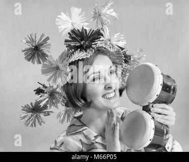 1960 FEMME WAEARING DINGO CHAPEAU DE PAILLE JOUER BONGO DRUMS - m7415 BATTERIE HAR001 HARS chers à l'INTÉRIEUR DES CARAÏBES NOSTALGIE fête 25 ans de bonheur BIZARRE BIZARRE TÊTE ET ÉPAULES EXCITATION 18-19 ANS ZANY JOYEUX SOURIRES NON CONVENTIONNELLE LA CRÉATIVITÉ DINGO BEAT AMUSANT IDIOSYNCRASIQUES TEMPO EXCENTRIQUE JEUNE ADULTE FEMME B&W NOIR ET BLANC CALYPSO BONGO ETHNICITÉ CAUCASIEN PERSONNES ANCIENNE FÊTE ERRATIQUE Banque D'Images