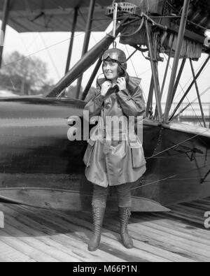 Aviatrice 1920 AVIATRIX ENDUIRE LE CUIR AVEC DES LUNETTES ET DES BOTTES DE PATINS PRÉPARE À BORD HYDRAVIONS - o3255 HAR001 HARS, UNE PERSONNE SEULEMENT LA PRÉPARATION DE COPIE ESPACE INSPIRATION Mesdames pleine longueur RISQUE DE TRANSPORT LUNETTES CONFIANCE nostalgie de 20 à 25 ans 25 à 30 ans LA LIBERTÉ BONHEUR Pionnier de l'AVENTURE ET L'EXCITATION JOYEUSE COURAGE LEADERSHIP INNOVATION PROGRÈS SOURIRES AVIATION AVIATEUR PIONNIER AVIATRIX MODE FEMME JEUNES ADULTES AVIONS B&W NOIR ET BLANC DE L'origine ethnique caucasienne brave courageux civils féministes audacieux COUP DE VIEUX MÉTIERS PERSONNES SEAPLANE Banque D'Images