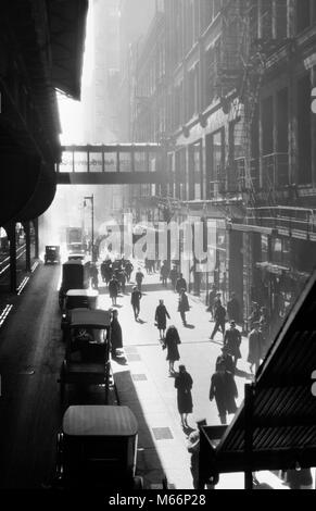 1970 La silhouette anonyme les piétons circulant sur les trottoirs avec des voitures garées le long de la Bordure surélevée SOUS NEW YORK CITY USA - o3563 LEF001 MYSTÈRE HARS MANHATTAN HISTOIRE DE VIE FOULES FEMELLES UNITED STATES COPIE ESPACE MESDAMES BOUTIQUES UNITED STATES OF AMERICA TRANSPORT AUTOMOBILE PIÉTONS NY NOSTALGIE GARÉ AMÉRIQUE DU NORD SHOPPERS HISTORIQUE RÊVES CENTRE URBAIN piétonnier de la chaussée de l'angle haute silhouette d'AUTOMOBILES LE LONG DES TROTTOIRS VERTICAL GOTHAM NEW YORK NYC AUTOMOBILE REVÊTEMENTS AUTOMOBILES VILLES trottoir surélevé NEW YORK CITY PROMENADE ANONYME SOUS LES MÂLES APRÈS-MIDI B&W BIG APPLE rétroéclairé Banque D'Images