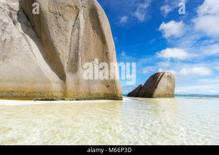 Une journée ensoleillée. De grands rochers de granit dans l'eau turquoise au tropical beach, paradis dans la dique,Seychelles Banque D'Images