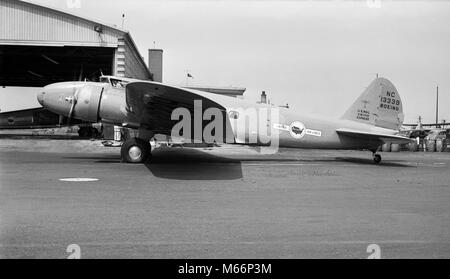 1930 UNITED AIRCRAFT CORPORATION avion Boeing 247 sur le tarmac en face du hangar - o6387 LOCATION005 HARS OLD FASHIONED UNITED AIRCRAFT CORPORATION Banque D'Images