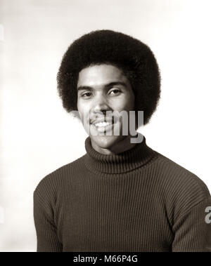 1970 1975 SMILING African American Woman WEARING pullover à col roulé STYLE CHEVEUX AFRO LOOKING AT CAMERA - p8235 HAR001 HARS AMÉRICAINS AFRICAINS PRIDE AFRICAN AMERICAN R JOYEUX SOURIRES PERSONNES ADULTES MÂLES COIFFURE PANORAMIQUE YOUNG ADULT MAN AFRO HAIR STYLE B&W NOIR ET BLANC À LA CAMÉRA À Old Fashioned PERSONNES ROULES Banque D'Images