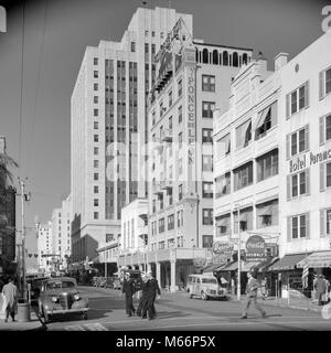 1940 marins traversant la rue Flagler REGARDER VERS DUPONT OFFICE BUILDING MIAMI FLORIDE USA - q44024 CPC001 DEVANTURES HARS Banque D'Images