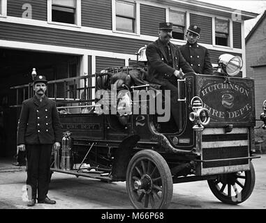 Années 1910 CASERNE DE POMPIERS ASSIS SUR ET debout à côté d'INCENDIE MOTEUR DE CAMION - q44972 CPC001 HARS 30-35 ANS POMPIER MOUSTACHE HISTORIQUE PROTECTION DE L'OCCUPATION DE CATASTROPHE SERVICE CLIENT TOURNANT DU 20E SIÈCLE TRIO FEU COURAGE PERSONNEL AUTORITÉ MOTEUR LES CHEVEUX DU VISAGE POMPIERS 1910 MANLY PROFESSIONS PERSONNES PETIT GROUPE DE PERSONNES CASERNE DES POMPIERS Les mâles adultes mi-MID-ADULT MAN B&W BLACK AND WHITE FIRE DEPARTMENT FIRE TRUCK HAR001 CAMERA horizontal à l'ANCIENNE PROFESSION PERSONNES Banque D'Images