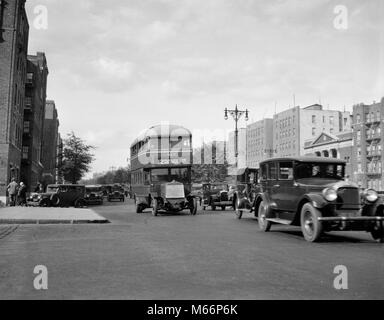 Années 1920 Années 1930 DOUBLE DECKER BUS ET VOITURES DANS LE TRAFIC SUR LE GRAND CONCOURSE DANS LE BRONX NEW YORK CITY USA - q49640 CPC001 NEW YORK CONNEXION HARS MOBILITÉ VILLES NEW YORK CITY PETIT GROUPE D'OBJETS BOROUGH PUBLIC TRANSPORT ART DÉCO ART MODERNE B&W NOIR ET BLANC CONCOURSE DECKER DOUBLE-DECKER GRAND BOULEVARD ET CONCOURSE LOUIS ALOYS RISSE TRANSPORT DE MASSE LE BRONX à l'ANCIENNE ARTÈRE PRINCIPALE Banque D'Images