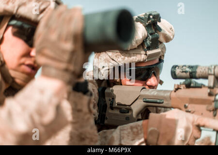 Un groupe de travail avec la Marine américaine au sud-ouest de forêt le M110 Système de Sniper semi-automatique dans le cadre du programme de tir de combat au Camp Dwyer, Afghanistan, le 19 février, 2018. Marines avec l'unité des forces de sécurité de la conduite de tir de combat régulièrement afin de renforcer la sécurité de base et soutenir les compétences de tir. (U.S. Marine Corps photo par le Sgt. Conner Robbins) Banque D'Images