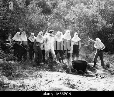 Années 1910 Années 1920 KU KLUX KLAN POSSE AVEC PRISONNIER SUR LE POINT D'ÊTRE DJEBEL SILENT MOVIE TOUJOURS LA NAISSANCE D'UNE NATION - q73899 CPC001 HARS ET L'excitation de la stratégie de l'autorité politique LA TERREUR PRISONNIER À CAPUCHON SILENCIEUX 1910 ACTEURS GRAND GROUPE DE PERSONNES MOTION PICTURE ANONYME PUBLICITÉ POSSE À PLUMES ENCORE LA CULPABILITÉ COUPABLE masqué les mâles adultes mi-homme mi-ADULTES FILM MOB punir encore de goudron ET LE KLAN TERRORISTES CUIR POUR HOMME JEUNES ADULTES 1915 B&W NAISSANCE D'UN PAYS NOIR ET BLANC DE L'ORIGINE ETHNIQUE CAUCASIENNE INNOCENTS HAINE KU KLUX KLAN OLD FASHIONED PERSONNES APRÈS LA GUERRE DE LA RECONSTRUCTION DE GOUDRON Banque D'Images