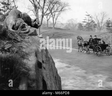 Années 1880, années 1890, l'ADOPTION DE LA CALÈCHE DE CHASSE ENCORE SCULPTURE PANTHÈRE PAR EDWARD KEMEYS EAST DRIVE CENTRAL PARK Manhattan NYC USA - q74789 CPC001 HARS NYC TROIS ANIMAUX CRÉATIVITÉ NEW YORK 1880 WAGONS IMAGINATION VILLES NEW YORK CITY PETIT GROUPE DE PERSONNES DE LA FAUNE 1883 animalier. B&W BIG APPLE NOIR ET BLANC VOITURES BOULDER EAST DRIVE EAST SIDE-du valet de KEMEYS OLD FASHIONED PANTHER CHASSONS ENCORE DEUX FEMMES Banque D'Images