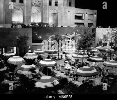 1930 CAFE TABLES PARASOLS SOIR À PROMÉTHÉE FONTAINE Rockefeller Center, NEW YORK CITY NY USA - r1622 HAR001 HARS 30 NOCTURNE ROCK B&W BIG APPLE NOIR ET BLANC CAFÉS OLD FASHIONED PROMÉTHÉE Banque D'Images