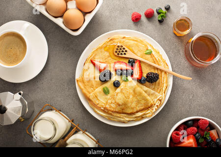 Crêpes fines aux fruits rouges et miel Banque D'Images