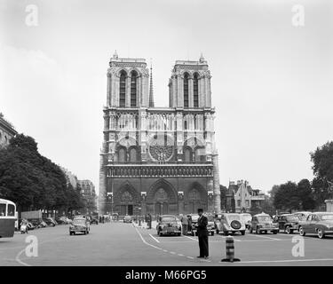 1950 NOTRE DAME SEULE LA SILHOUETTE ANONYME HOMME PIÉTONNE ILE DE LA CITÉ PARIS FRANCE - r2622 PEUT001 HARS MID-ADULT MAN B&W NOIR ET BLANC ILE DE LA CITÉ NOTRE DAME NOTRE-DAME NOTRE-DAME CATHÉDRALE NOTRE-DAME DE PARIS LES PERSONNES À L'ANCIENNE Banque D'Images