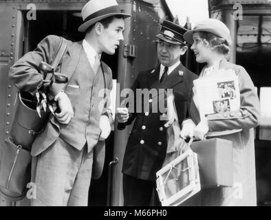 1930 COUPLE EN TRAIN L'HOMME INQUIET AVEC CLUBS DE GOLF FEMME AVEC raquette de tennis d'ORCHESTRE DEMANDE DE BILLET ÉGARÉ - r6066 HAR001 TICKET HARS conjoint marié ÉPOUX MESDAMES DEMI-LONGUEUR RISQUE DEMANDANT DES COUPLES D'ÂGE MOYEN NOSTALGIE TRANSPORT UNITÉ HOMME D'ÂGE MOYEN 20-25 ans 25-30 ans 40-45 ans 45-50 ans costume et cravate femme l'EXCITATION DE LA DÉCOUVERTE DES CLUBS DE GOLF RECHERCHE EMBARRASSÉ MI-hommes mi-homme adulte adultes égarés se précipita de TRAIN YOUNG ADULT MAN WOMAN B&W NOIR ET BLANC DE L'ORIGINE ETHNIQUE CAUCASIENNE BILLET PERDU PROFESSIONS OLD FASHIONED PERSONNES raquette de tennis Banque D'Images