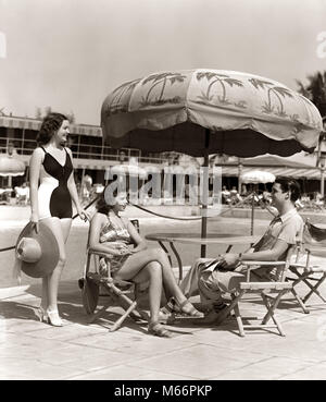 1930 1940 2 FEMMES MAILLOTS HOMME SEUL LES TENUES DE PARLER ASSIS SOUS PARAPLUIE PISCINE MIAMI BEACH FLORIDE USA - s1627 HAR001 STYLE NAGEUR HARS BAIN TROPICAL VACANCES CONVIENT À DES JEUNES ADULTES FEMELLES VIE D'USURE CAUCASIENNE GROWNUP NATATION SANTÉ UNITED STATES COPIE ESPACE PLEIN D'AMITIÉ mi-longueur longueur MESDAMES ADULTE, UNITED STATES OF AMERICA NOSTALGIE AMÉRIQUE DU NORD DE 20 à 25 ans 25 à 30 ans hors temps de l'AMÉRIQUE DU NORD CENTRE URBAIN & piscine Loisirs Loisirs ESCAPADE STYLES SUD-EST DE L'EAU SUD VACANCES 18-19 ANS FASHIONS CÔTE EST DU CÔTÉ PISCINE VACANCES PLAZA Banque D'Images