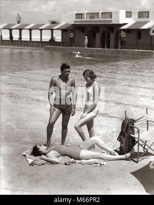 Années 1930 Années 1940 DEUX FEMMES DE SOLEIL ET L'HOMME À L'HÔTEL CÔTÉ PISCINE PORTANT DES MAILLOTS LOCATIONS MIAMI BEACH FLORIDE USA - s9286 HAR001 NAGEUR HARS BAIGNADE TROPICALE LEOPARD JEUNES ADULTES LOCATIONS DE COSTUMES BLANCS PORTER ROBE STYLE GROWNUP NATATION SANTÉ UNITED STATES COPIE ESPACE pleine longueur d'amitié grown-up Soleil NOSTALGIE AMÉRIQUE DU NORD DE L'AMÉRIQUE DU NORD ENSEMBLE CENTRE URBAIN DE LOISIRS PISCINE D'EAU DE LOISIRS DÉTENTE LOISIRS FÉLINE AU SUD-EST DE LA CÔTE EST SUD CÔTÉ PISCINE SABLE PETIT GROUPE DE PERSONNES DE LA CÔTE DU GOLFE, CRÉATURE FL GRAND CHAT MAMMAL PISCINE YOUNG ADULT MAN Banque D'Images