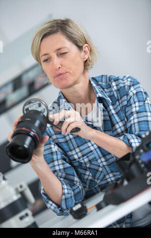 Femme de ménage de l'appareil photo reflex numérique technicien fisheye lentille Banque D'Images