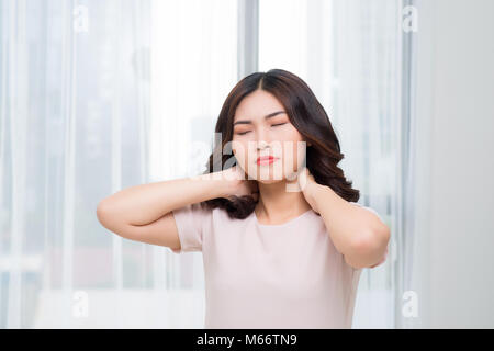 Belle jeune femme souffrant de douleur dans le cou Banque D'Images