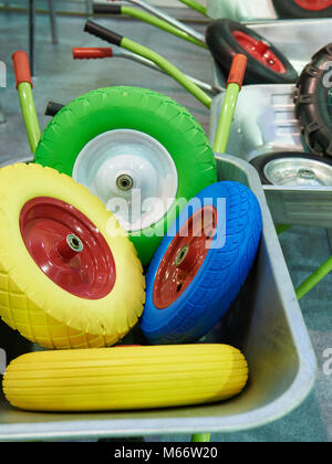 Les roues de secours des brouettes de jardin dans la boutique Banque D'Images