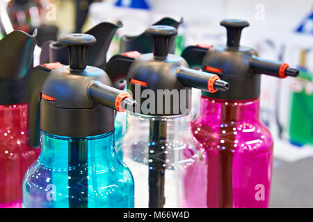 L'eau sprays ménagers en plastique coloré Banque D'Images