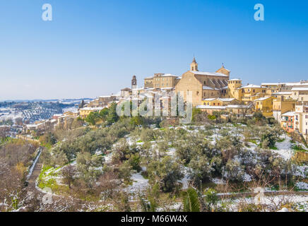 Poggio Mirteto (Italie) - Le centre historique d'une petite ville de la province de Rieti, près de Rome, capitale d'exception en vertu de neige de février 2018 Banque D'Images