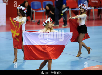 Cracovie, Pologne - le 21 janvier 2016 : Men's EHF Handball européen Russie EURO 2016 Cracovie Tauron Arena France - Bélarus o/p : cheerleaders Banque D'Images