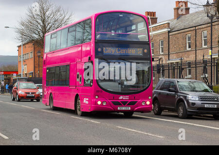Un rose lumineux double deck bus des transports publics sur la route Crumlin à Belfast en Irlande du Nord Banque D'Images