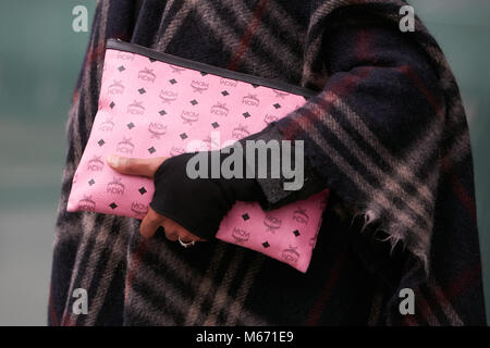 MILAN - 25 février : MCM et sac rose à carreaux laine manteau avant d'Emporio Armani fashion show, Milan Fashion Week street style le 25 février Banque D'Images