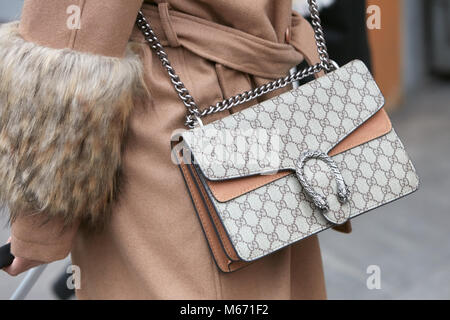 MILAN - 25 février : Femme avec sac Gucci avec manteau de fourrure beige détails avant d'Emporio Armani fashion show, Milan Fashion Week street style sur Febr Banque D'Images