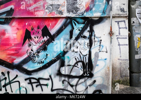 Mitte-Berlin. Dégradé du mur du bâtiment urbain avec des tags et art de rue cat visages et fox par par artiste de rue Sticky Banque D'Images