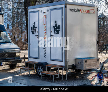 Toilettes Hommes et femmes mobile sur roulettes avec étapes. Douche,WC,wc, Banque D'Images