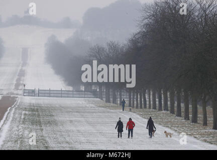 Les promeneurs de chiens à pied dans la neige sur la longue promenade au château de Windsor, Berkshire, que storm Emma, roulant en provenance de l'Atlantique, semble prêt à affronter la bête de l'est fait froid la Russie - de l'air généralisée à l'origine de nouvelles chutes de neige et températures amer. Banque D'Images