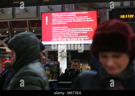 Un panneau à la gare de Paddington à Londres l'informant qu'il y a des conditions météorologiques sévères, comme Emma, roulant dans la tempête de l'Atlantique, semble prêt à affronter la bête de l'est fait froid la Russie - de l'air généralisée à l'origine de nouvelles chutes de neige et températures amer. Banque D'Images