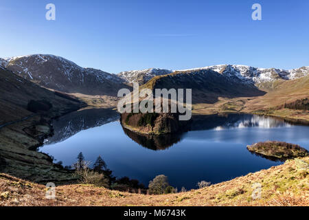 Vue sur Haweswater de l'ancienne route de cadavre à la recherche en direction de High Street et Harter a diminué Banque D'Images