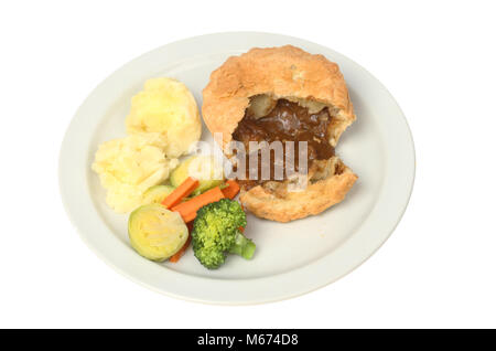 Tarte steak avec de la purée de pommes de terre et les légumes sur une assiette blanche contre isolés Banque D'Images