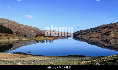 Réflexions comme un miroir et non une ondulation dans la vue à la tête de l'Haweswater Mardale. Tranquillité totale Banque D'Images