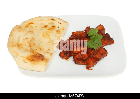 Poulet Tikka Massala et du pain naan sur une plaque isolés contre white Banque D'Images