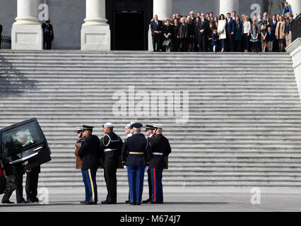 Washington, District de Columbia, Etats-Unis. 28 Février, 2018. La famille du révérend Billy Graham observe alors que le cercueil du révérend Billy Graham arrive dans le Capitole à Washington, le mercredi 23 février, 28, 2018, où il résidera dans l'honneur dans la rotonde. C'est un honneur rare pour un citoyen de se coucher en l'honneur de la capitale. Graham est mort mercredi dans son sommeil à son domicile de Caroline du Nord. Il était de 99. Crédit : Susan Walsh/Piscine via CNP Crédit : Susan Walsh/CNP/ZUMA/Alamy Fil Live News Banque D'Images