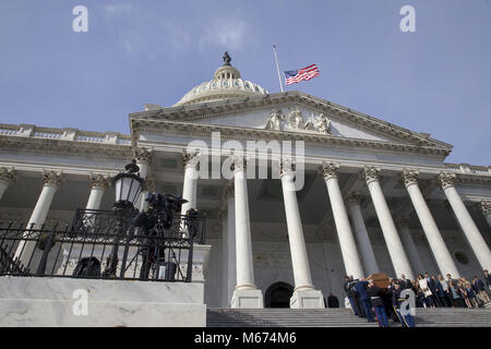 Washington, District de Columbia, Etats-Unis. 28 Février, 2018. Attendre que la famille le cercueil de l'évangéliste américain Billy Graham s'effectue jusqu'l'est pas après son arrivée au Capitole à Washington, DC, USA, 28 février 2018. Une cérémonie pour honorer la vie et l'œuvre du Révérend Graham sera suivie d'une consultation publique qu'il se trouve en l'honneur de la Rotonde.Credit : Tasos Katopodis/Piscine via CNP Crédit : Tasos Katopodis/CNP/ZUMA/Alamy Fil Live News Banque D'Images