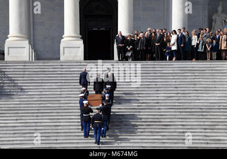 Washington, District de Columbia, Etats-Unis. 28 Février, 2018. La famille du révérend Billy Graham observe alors que le cercueil du révérend Billy Graham se fait monter les marches du Capitole à Washington, le mercredi 23 février, 28, 2018, où il résidera dans l'honneur dans la rotonde. C'est un honneur rare pour un citoyen de se coucher en l'honneur de la capitale. Graham est mort mercredi dans son sommeil à son domicile de Caroline du Nord. Il était de 99. Crédit : Susan Walsh/Piscine via CNP Crédit : Susan Walsh/CNP/ZUMA/Alamy Fil Live News Banque D'Images