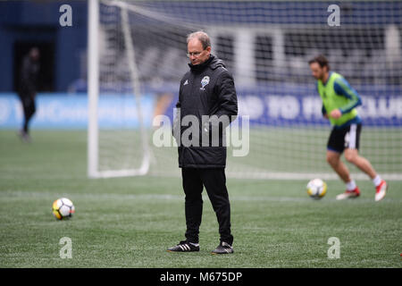 Seattle, Washington, USA. 28 Février, 2018. Soccer MLS 2018 : l'entraîneur-chef Brian Schmetzer sondeurs se concentre au cours de la journée des médias et la pratique des sondeurs à Century link Field à Seattle, WA. Crédit : Jeff Halstead/ZUMA/Alamy Fil Live News Banque D'Images